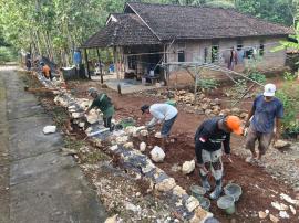 Antisipasi Musim Hujan, TPK dan Warga Kalurahan Ngunut  Kejar Target Pembangunan Talud 